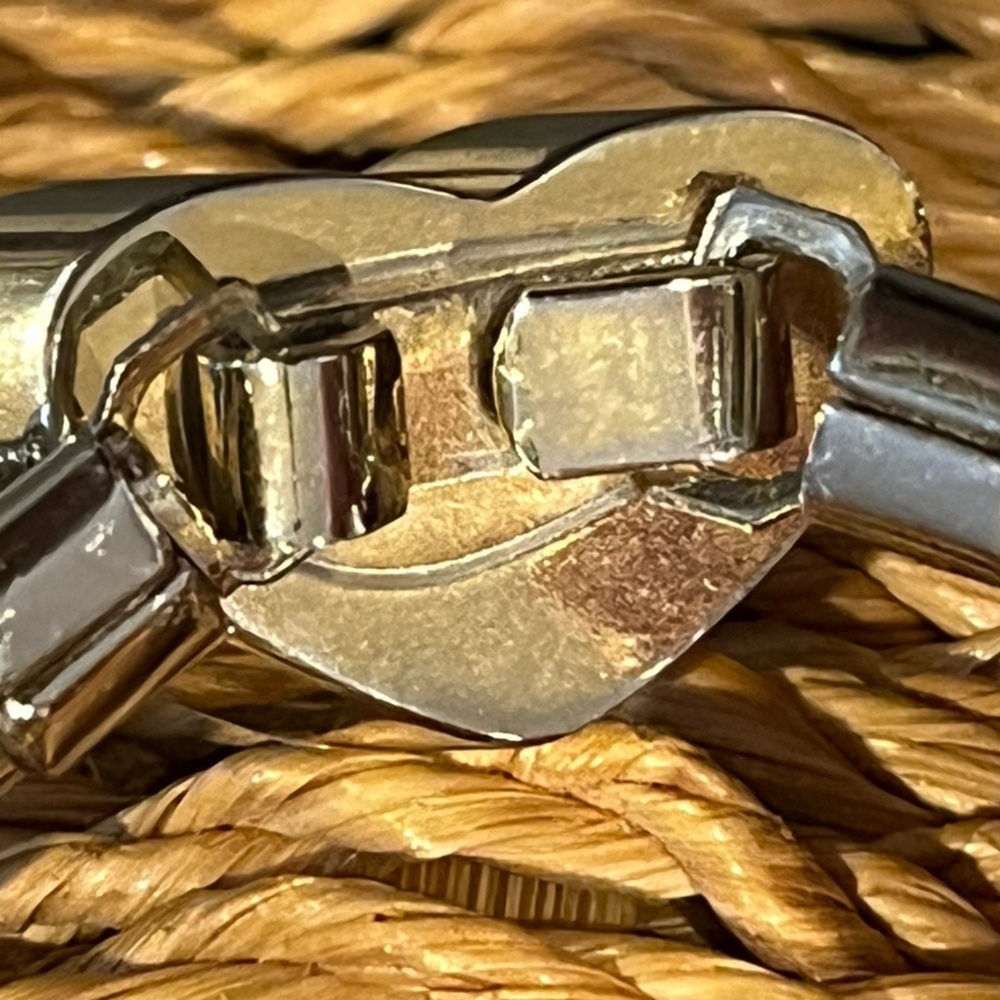 Vintage Women’s Silver Belt 24” End to End Stretches to 28” Heart Closure 80’s - Picture 3 of 4